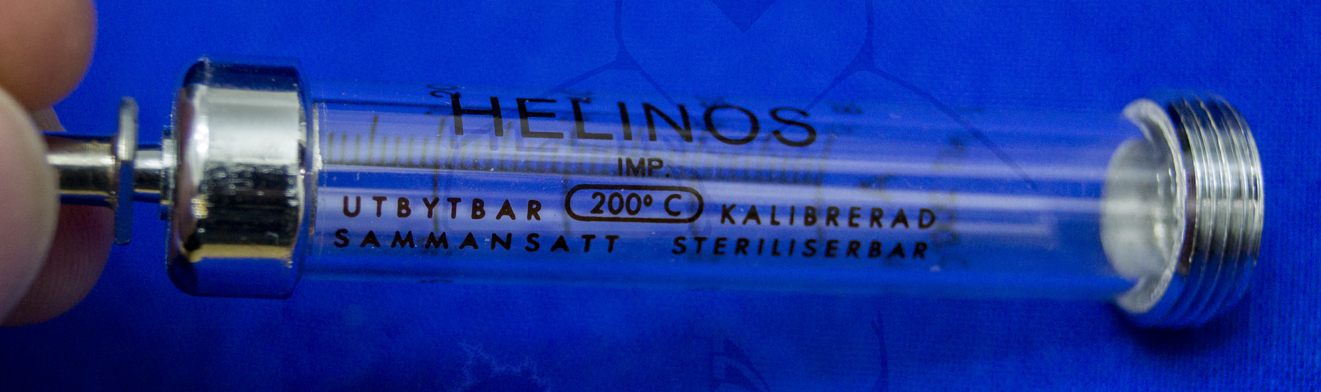 Insulininjektor "Helinos", Mitte der 1950'er Jahre, Spritzenzylinder mit Herstellername und Hinweisen